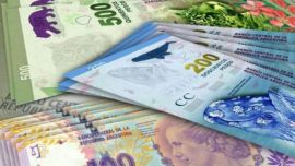Los bancos cobran comisiones por depositar billetes de $100 y $200