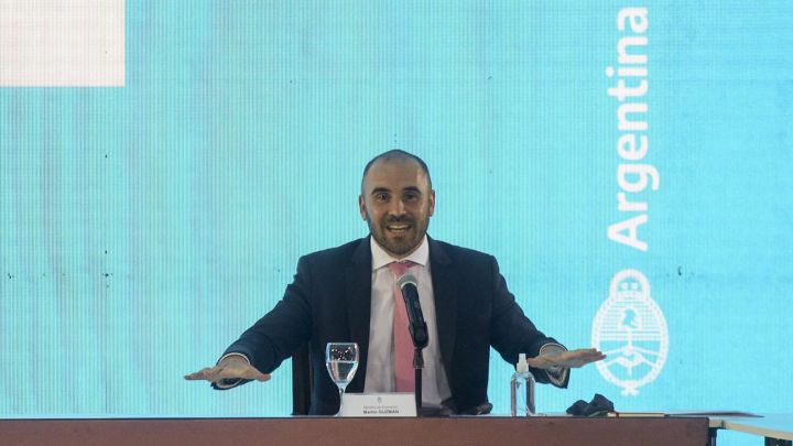 El presidente Alberto Fernández participa en la exposición que realiza el ministro de Economía, Martín Guzmán, sobre las negociaciones con el FMI ante los gobernadores y sus representantes.