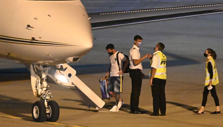 Lionel Messi se recuperó del Covid y voló rumbo a París desde el aeropuerto de Rosario. // Telam