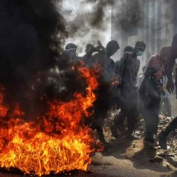 Manifestantes sudaneses que se manifiestan contra los militares, pasan junto a neumáticos en llamas en la capital, Jartum.Las protestas se produjeron tras la dimisión del primer ministro civil AbdallaHamdok esta semana, dejando a los militares totalmente a cargo | Foto:AFP