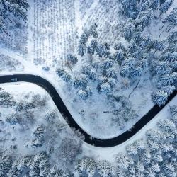 Una vista aérea muestra un paisaje cubierto de nieve en un soleado día de invierno, cerca de Winterberg, en el oeste de Alemania.Ina  | Foto:AFP