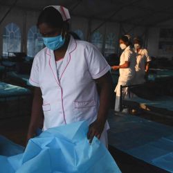El personal médico trabaja dentro de una sala de aislamiento de coronavirus Covid-19 recién creada en un hospital gubernamental en Chennai.  | Foto:AFP