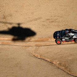 El eléctrico piloto español Carlos Sainz y el copiloto español Lucas Cruz compiten durante la etapa 5 del Dakar 2022 alrededor de Riad en Arabia Saudita.  | Foto:AFP