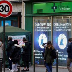 Los miembros de la cola pública fuera de una farmacia para recibir pruebas de antígeno Covid-19 en París, mientras los casos de Covid-19 (nuevo coronavirus) se disparan en Europa. | Foto:AFP