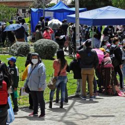Personas hacen fila para recibir la primera dosis de la vacuna Sputnik V contra COVID-19 en la plaza Bolivia de La Paz. Los casos de COVID-19 alcanzaron el miércoles un récord, mientrasla ciudad de Santa Cruz, epicentro de las infecciones, teme un estado de emergencia. | Foto:AFP