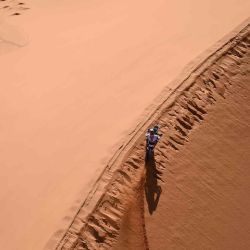 El ciclista francés PatriceMassador compite durante la cuarta etapa del Dakar 2022 entre al-Qaysumah y Riyadh en Arabia Saudita.  | Foto:AFP