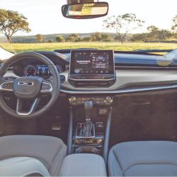El nuevo Jeep Compass tiene flamante motor turbonafta, más ayudas a la conducción, carga inalámbrica para el celular y renovado sistema de conectividad.