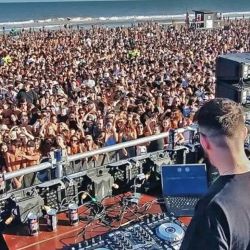 Thousands of young people attended a beach party in Pinamar last Thursday, despite the surge in coronavirus infections.