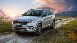 El modelo se ofrece en 8 opciones de colores combinados con techo negro piano.