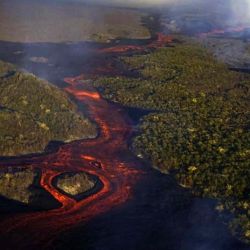 Vista aérea de lava arrojada por una fisura del Volcán Wolf después de que entró en erupción por segunda vez en siete años, en la Isla Isabela en las Islas Galápagos en el Océano Pacífico,900 km de la costa ecuatoriana.PARQUE NACIONAL GALAPAGOS / AFP | Foto:AFP