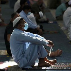 Los hombres musulmanes realizan la oración del mediodía  en una mezquita en el emirato del Golfo de Dubai.Karim SAHIB / AFP | Foto:AFP