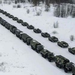 Muestra una vista aérea de vehículos militares rusos que esperan ser cargados en un avión de carga militar para partir hacia Kazajstán en el aeropuerto de Ivanovo. Handout / Ministerio de Defensa de Rusia / AFP | Foto:AFP