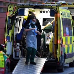 Los paramédicos trabajan dentro de una ambulancia estacionada fuera del Royal London Hospital en el este de Londres. Daniel LEAL / AFP | Foto:AFP