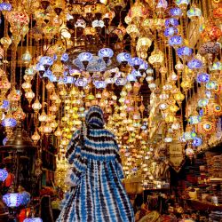 Una mujer parada en una tienda de iluminación en Dubai. GIUSEPPE CACACE / AFP | Foto:AFP