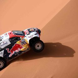 El piloto de Toyota Nasser Al-Attiyah de Qatar (R) y su copiloto MathieuBaumel de Francia compiten en el Dakar 2021 cerca de la capital de Arabia Saudita. FRANCK FIFE / AFP | Foto:AFP