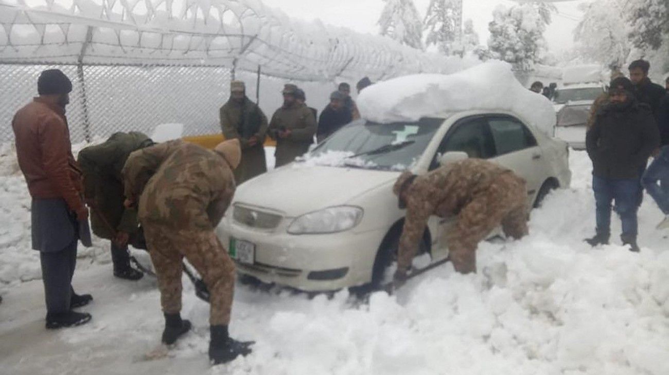 Las terribles nevadas en Pakistán empezaron como un espectáculo y terminaron como una tragedia: 21 muertos.