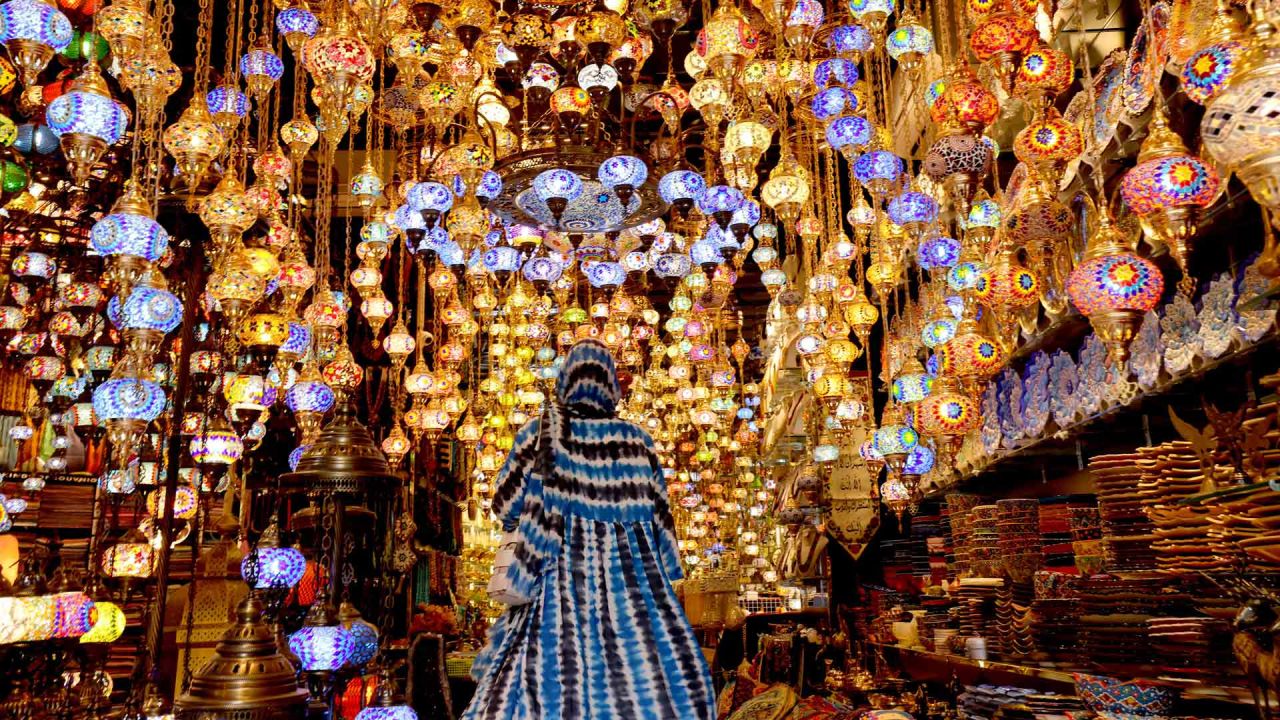 Una mujer parada en una tienda de iluminación en Dubai. GIUSEPPE CACACE / AFP | Foto:AFP