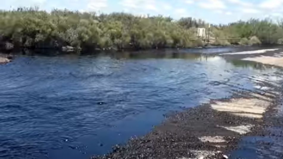 Los daños ambientales provocados por el derrame de petróleo en Río Negro son muy graves.