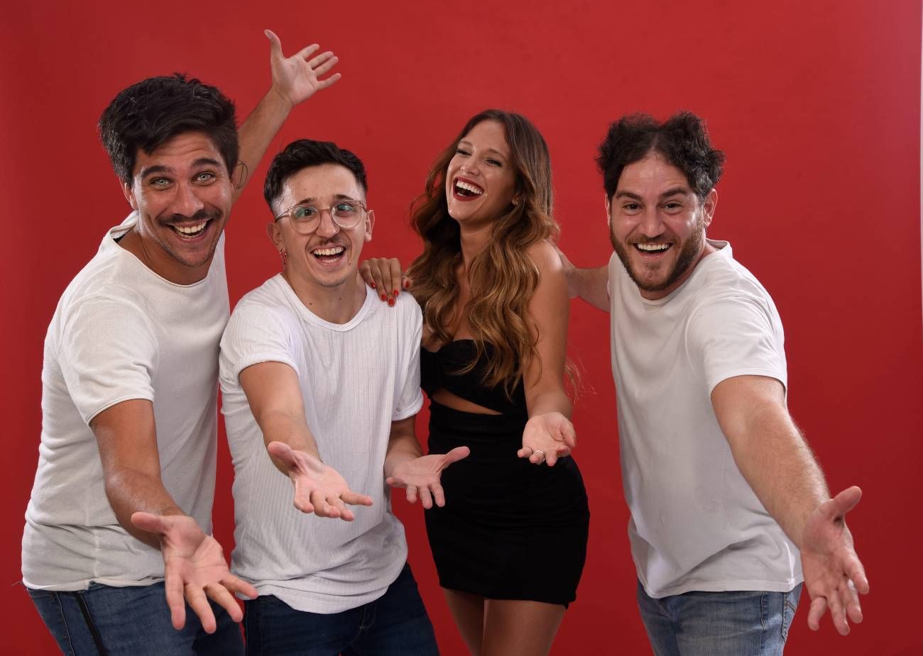 La comedia trepadores enfrenta a cuatro trabajadores en una espiral de competencia alocada. Ellos son Bautista Lena, Barbie Vélez, Rodrigo Noya, barbie Vélez y Federico Barón., 