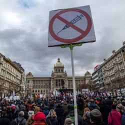 Manifestantes marchan con pancartas durante una protesta contra la vacunación obligatoria contra el coronavirus (Covid-19) en la Plaza de Wenceslao de Praga, durante la pandemia en curso. - Tras una desaceleración a finales del año pasado, las tasas de infección diaria en la República Checa han empezado a crecer de nuevo en los últimos días. | Foto:Michal Cizek / AFP