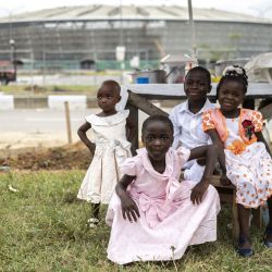 Niños que viven en las cercanías del Estadio Japoma son fotografiados en Douala. - El partido inaugural de la Copa Africana de Naciones (CAN) se disputará en el Stade d'Olembé de Yaundé, entre Camerún y Burkina Faso. | Foto:CHARLY TRIBALLEAU / AFP