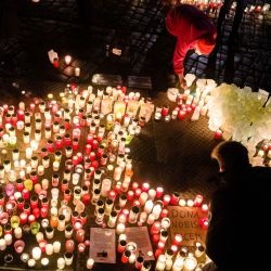 Personas colocan velas en la plaza Neumarkt como parte de la iniciativa "Mostrar Actitud" en Dresde, al este de Alemania, durante la actual pandemia de coronavirus (Covid-19). - Los partidarios de la iniciativa se reunieron para promover la solidaridad y la razón, para oponerse a la violencia, el racismo, el antisemitismo y las ideologías conspirativas, y también para conmemorar en silencio a los ya más de 1.400 fallecidos de la ciudad de Dresde. | Foto:JENS SCHLUETER / AFP