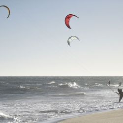 Un hombre ingresa al agua para practicar kitesurf en la playa, en José Ignacio, en el departamento de Maldonado, Uruguay. | Foto:Xinhua/Nicolás Celaya