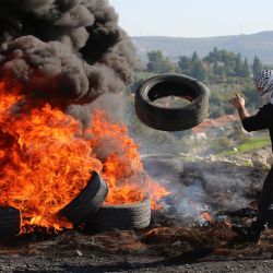 Un manifestante palestino quema neumáticos durante enfrentamientos con soldados israelíes tras una protesta contra la expansión de asentamientos judíos, en la aldea de Kufr Qadoom, cerca de la ciudad cisjordana de Naplusa. | Foto:Xinhua/Nidal Eshtayeh