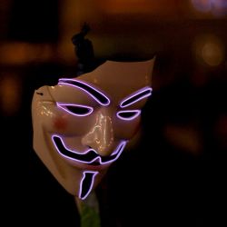 Un manifestante sostiene una máscara de Guy Fawkes durante una concentración para protestar contra las restricciones de Covid-19 en Dinamarca. | Foto:Thibault Savary / AFP
