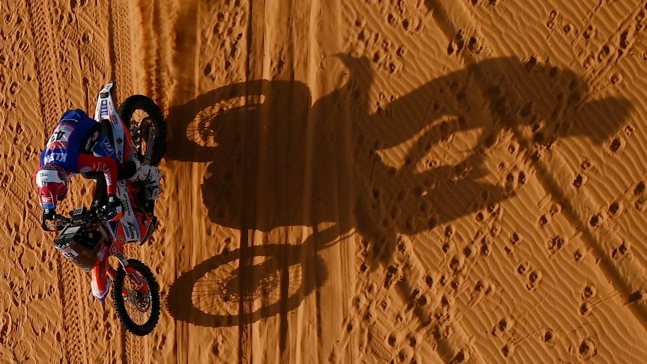 El motociclista estadounidense Mason Klein compite durante la Etapa 7 del Rally Dakar 2022 entre la capital saudí Riyadh y la ciudad de al-Dawadimi. | Foto:FRANCK FIFE / AFP