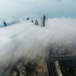 Una imagen tomada desde la Torre al-Hamra muestra una vista de la ciudad de Kuwait bajo una intensa niebla. | Foto:YASSER AL-ZAYYAT / AFP