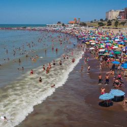 Vista aérea de personas en la playa del Torreón del Monje en Mar del Plata. | Foto:Mara Sosti / AFP