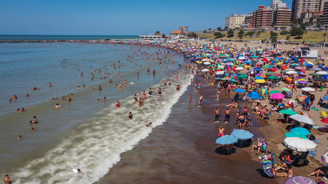 Vista aérea de personas en la playa del Torreón del Monje en Mar del Plata. | Foto:Mara Sosti / AFP