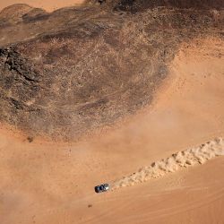 El piloto español de Audi electric, Carlos Sainz, y su copiloto, Lucas Cruz, compiten durante la Etapa 9 del Rally Dakar 2022 entre al-Dawadimi y Wadi Ad Dawasir en Arabia Saudí. | Foto:FRANCK FIFE / AFP