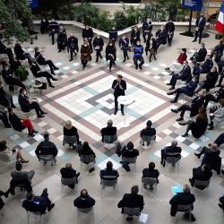 El presidente de Francia, Emmanuel Macron, pronuncia un discurso durante una reunión con agentes de policía en el marco de una visita al antiguo hospital de Saint-Roch, futuro cuartel general de la policía, en Niza, sureste de Francia. | Foto:Daniel Cole / POOL / AFP