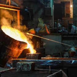 Esta foto muestra a empleados trabajando en una fábrica de acero en Hangzhou, en la provincia oriental china de Zhejiang. | Foto:AFP