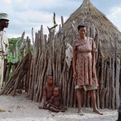 Miembros de Koevoet, la unidad de contrainsurgencia de la policía sudafricana, preguntan a los aldeanos si han visto a algún guerrillero de la South West Africa People's Orginisation (SWAPO) , en el este de Ovamboland. | Foto:TREVOR SAMSON / AFP