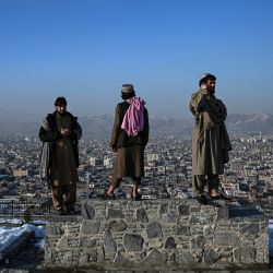 Fotogaleria Miembros de los talibanes parados sobre un zócalo con vistas a la ciudad de Kabul en la colina Wazir Akbar Khan en Kabul, Afganistan. | Foto:MOHD RASFAN / AFP