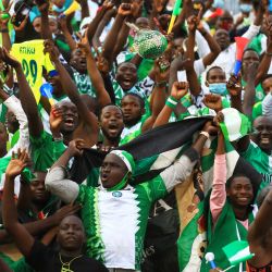 Seguidores de Nigeria animan durante el partido de fútbol del Grupo D de la Copa Africana de Naciones (CAN) 2021 entre Nigeria y Egipto. | Foto:DANIEL BELOUMOU OLOMO / AFP