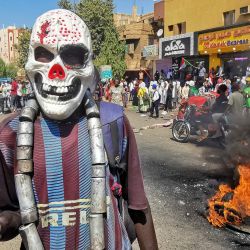  Un manifestante sudanés con máscara gesticula durante una protesta contra el golpe militar de octubre de 2021, en la capital, Jartum. | Foto:AFP