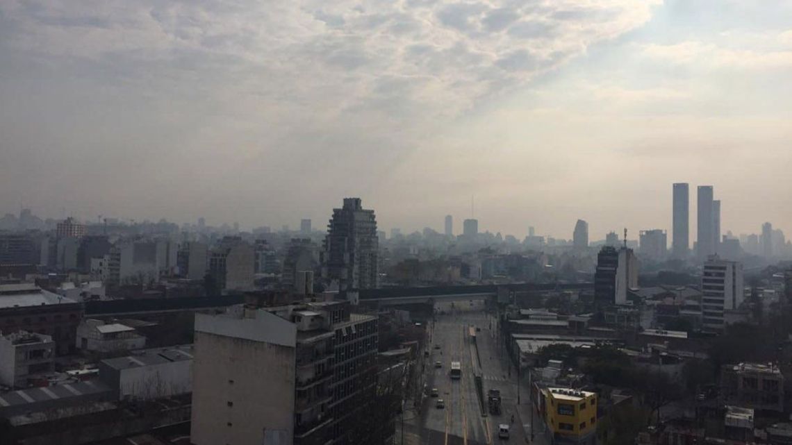 Tras el calor, la Ciudad de Buenos Aires se llenó de humo por incendios ...