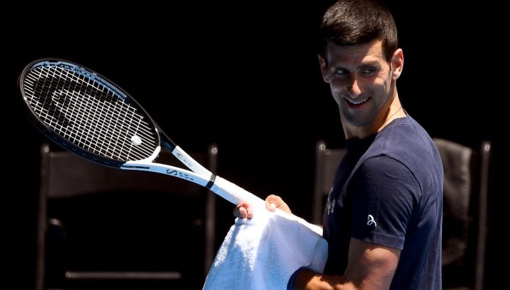Novak Djokovic continúa entrenándose en Australia a la espera de la decisión del gobierno sobre su posible deportación. // AFP