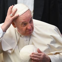 El Papa Francisco intercambia el casquete durante la audiencia general semanal en la sala Pablo-VI del Vaticano. | Foto:Vincenzo PInto / AFP