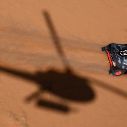 El piloto español eléctrico de Audi, Carlos Sainz, y su copiloto, Lucas Cruz, compiten durante la Etapa 7 del Rally Dakar 2022 entre la capital saudí, Riyadh, y la ciudad de al-Dawadimi. | Foto:FRANCK FIFE / AFP