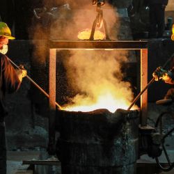 Esta foto muestra a empleados trabajando en una fábrica de acero en Hangzhou, en la provincia oriental china de Zhejiang. | Foto:AFP