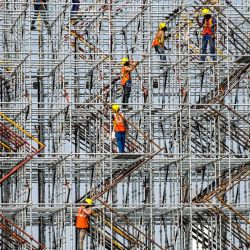 Fotogaleria Obreros trabajan en una obra de construcción en Mumbai, India. | Foto:PUNIT PARANJPE / AFP