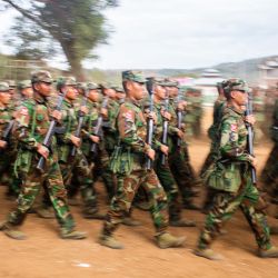 Esta foto muestra a soldados del Ejército de Liberación Nacional Taaung (TNLA), un grupo armado de la etnia Palaung, practicando una marcha un día antes de conmemorar el 59º aniversario del Día de la Resistencia Nacional Taaung en el municipio de Tangyan, en el estado de Shan, al norte de Myanmar. | Foto:AFP