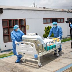 Un camarógrafo graba mientras los profesionales de la salud asisten a la paciente de COVID-19 Aquilia Huamani, de 63 años, en la Unidad de Cuidados Intensivos del Hospital Alberto Sabogal Sologuren, en Lima. - Perú registró un récord de 24.288 nuevos casos de COVID-19 en las últimas 24 horas, mientras una tercera ola de la pandemia golpea el país impulsada por la variante Omicron. | Foto:ERNESTO BENAVIDES / AFP