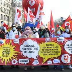 Unos manifestantes sostienen una pancarta durante una manifestación en apoyo del hospital público durante una protesta a nivel nacional para pedir mejores condiciones de trabajo y un aumento salarial en París, Francia. | Foto:BERTRAND GUAY / AFP