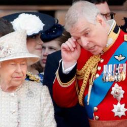 La reina Isabel le retiró los títulos a su hijo Andrew quien irá a juicio por abuso sexual